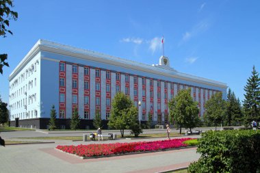 Barnaul, Rusya Federasyonu-Temmuz 30, 2011: Altay Kray Rektörlük Binası gün güneşli yaz