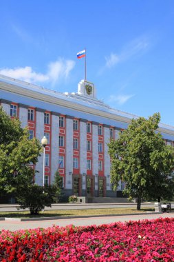 Barnaul, Rusya Federasyonu-Temmuz 30, 2011: Altay Kray Rektörlük Binası gün güneşli yaz