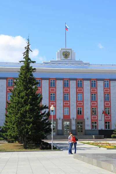 Barnaul, Rusya Federasyonu-Temmuz 30, 2011: Altay Kray Rektörlük Binası gün güneşli yaz