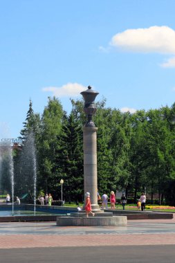 Barnaul, Rusya Federasyonu-Temmuz 30, 2011: Stela sıfır kilometre Altay Kray yolların bir güneşli yaz gününde