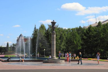 Barnaul, Rusya Federasyonu-Temmuz 30, 2011: Stela sıfır kilometre Altay Kray yolların bir güneşli yaz gününde