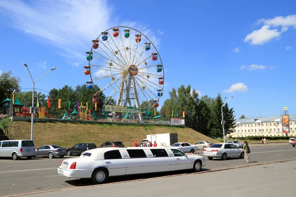 Barnaul Rusko Červenec 2011 Bílé Svatební Limuzína Pozadí Zábavního Parku — Stock fotografie