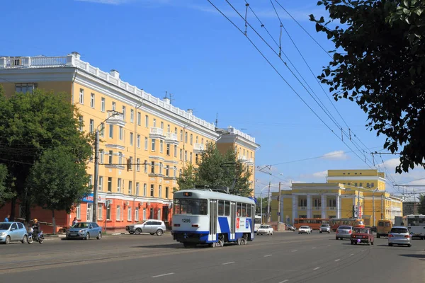 バルナウル ロシア 2011 公共交通機関は夏の日の Stroiteley 通りに沿って行く — ストック写真