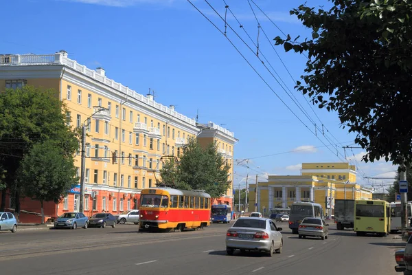 Barnaul Russia July 2011 Public Transport Goes Stroiteley Avenue Summer — Stock Photo, Image