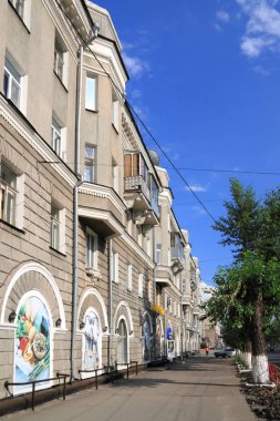 Barnaul, Rusya Federasyonu-Temmuz 30, 2011: Dükkan ve ev yaz gününde 82 Lenina Avenue