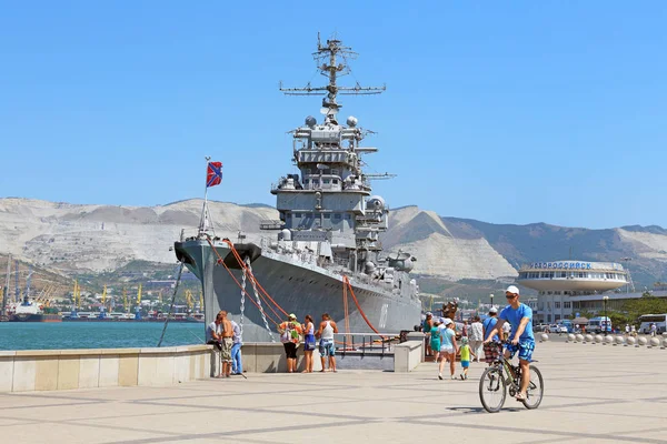 Novorossiysk, Rusya Federasyonu-Ağustos 10, 2015: sahil eski Sovyet Kruvazör Mikhail Kutuzov arka plan üzerinde yürüyen turist