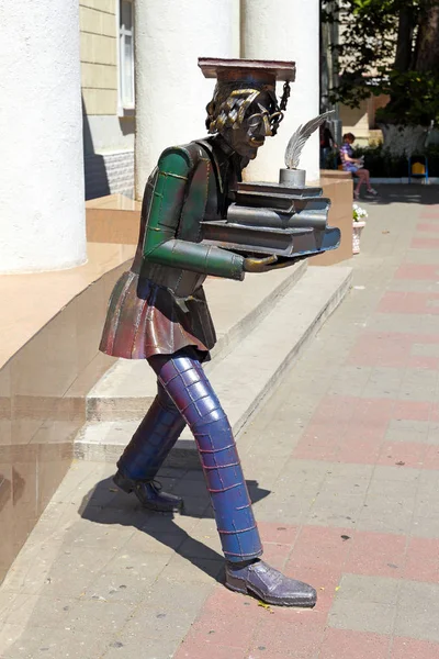 Novorossiysk Rusia Agosto 2015 Escultura Estudiante Entrada Del Colegio Novorossiysk — Foto de Stock