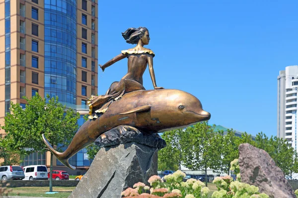 Νοβορωσίσκ Ρωσία Αύγουστος 2015 Μνημείο Για Κορίτσι Δελφίνι Για Ανάχωμα — Φωτογραφία Αρχείου