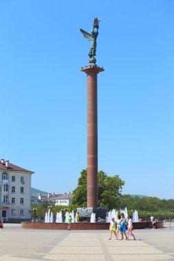 Novorossiysk, Rusya Federasyonu-Ağustos 10, 2015: Amiral Serebryakov sonra adlı dolgu üzerinde Rusya'nın deniz zaferi Stela