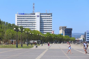 Novorossiysk, Rusya Federasyonu-Ağustos 10, 2015: çok katlı İdari Binası nakliye şirketinin bir yaz gününde