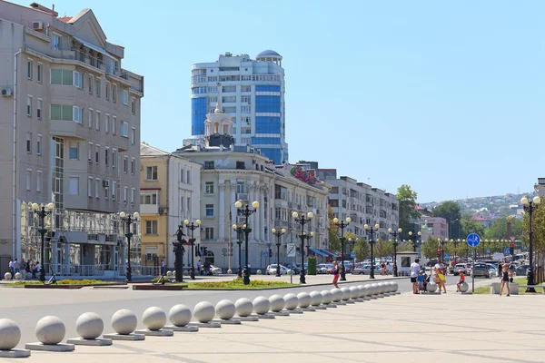 Novorossiysk, Rusya Federasyonu-Ağustos 10, 2015: görünüm Novorossiysk Cumhuriyet Caddesi'nin gün güneşli yaz