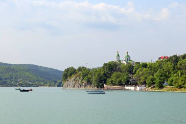 Novorossiysk, Rusya Federasyonu-Ağustos 04, 2015: görünümü kilise St. Xenia St. Petersburg yüksek banka köyü Abrau-Durso içinde ve göl Abrau