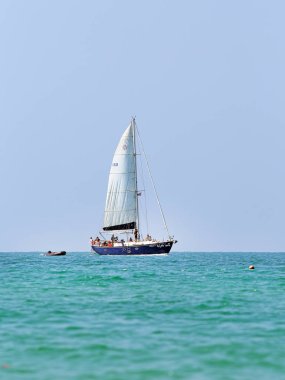 Pattaya, Tayland-Ocak 02, 2014: turist içinde tropikal deniz Güneydoğu Asya Deniz yat yelken