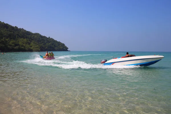 Pattaya Thailand January 2014 Tourists Have Fun Riding Tropical Sea — Stock Photo, Image