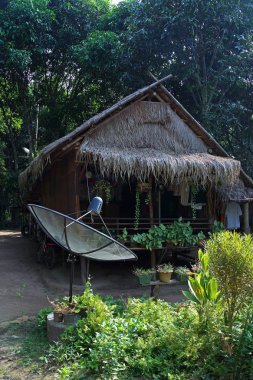 Kanchanaburi, Tayland - 29 Aralık 2013: Kabin içinde kabile Kwai Nehri üzerinde mon köy halkı