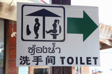 İşaretçi tuvalet Tay dili ve İngilizce Tayland yazıt ile