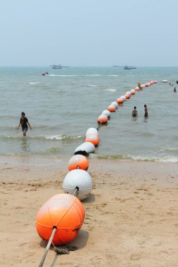 Pattaya, Tayland-Mart 28, 2012: Yüzen çit sahilde deniz emniyeti için