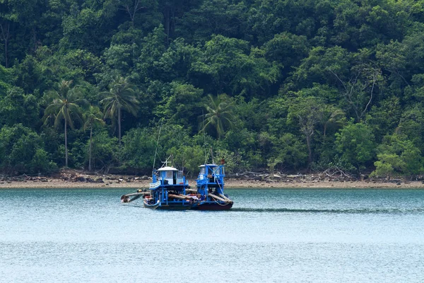 パタヤ 2012 熱帯の海岸の背景に海の釣りのスクーナー船 — ストック写真