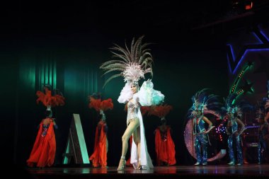 Pattaya, Tayland-Mart 27, 2012: Aktörler sürükleyin Alcazar Tiyatro gösteri