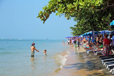 Pattaya, Tayland-Aralık 28, 2013: tropikal deniz üzerinde dinlenme turist