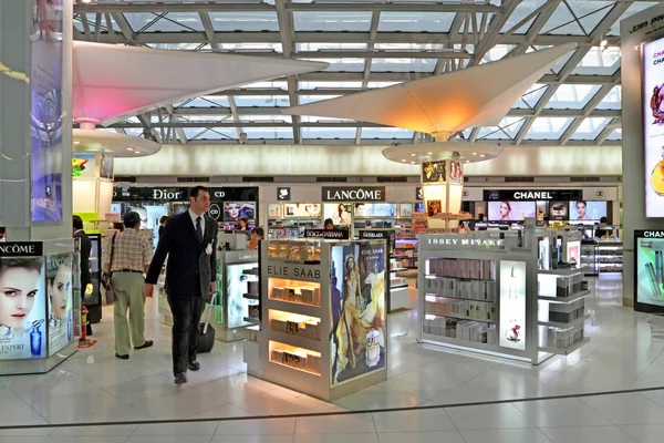 2012年3月31日 游客和国际机场内部 — 图库照片