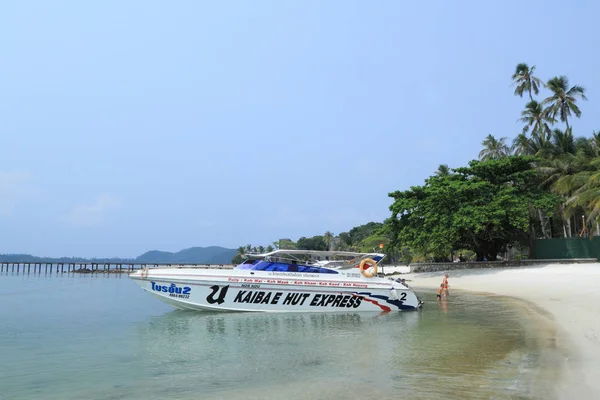 Koh Kham Thailand Maaliskuu 2012 Turistit Pikaveneet Trooppisella Saarella — kuvapankkivalokuva