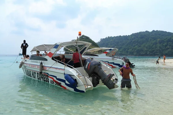 Koh Kham Thailand March 2012 Tourists Speedboats Tropical Island — Stock Photo, Image