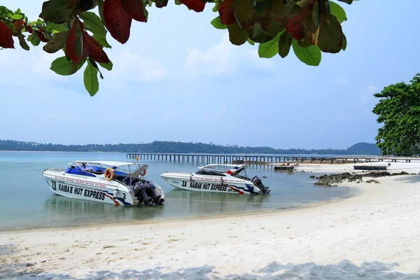 Koh Kham Thailand March 2012 Tourists Speedboats Tropical Island — Stock Photo, Image