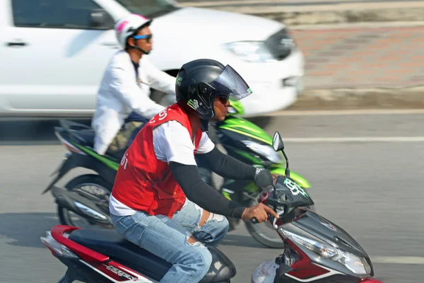 2012年3月26日 一名男子乘坐摩托车出租车沿街行驶 — 图库照片