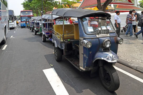 2012年3月26日 宗教建筑和皇宫附近的传统泰国三轮车出租车 — 图库照片