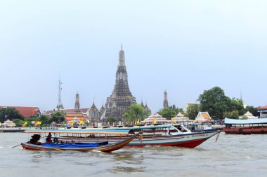 Bangkok, Tayland-Mart 26, 2012: görünümünü Wat Arun (Şafak Tapınağı) tapınak kompleksinin Chao Phraya Nehri üzerinde