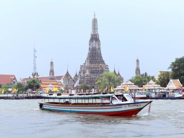 Bangkok, Tayland-Mart 26, 2012: görünümünü Wat Arun (Şafak Tapınağı) tapınak kompleksinin Chao Phraya Nehri üzerinde