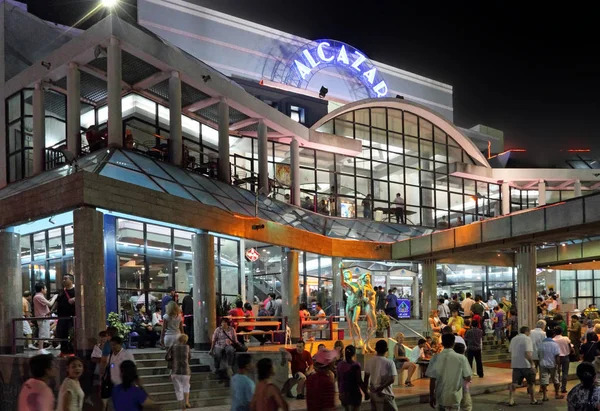 Cabaret edificio espectáculo Alcázar en la luz de la noche en Pattaya Ki — Foto de Stock