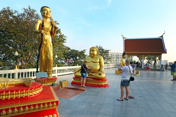 Tourists on excursions in Pattaya photographed with sculptures o — Stock Photo, Image