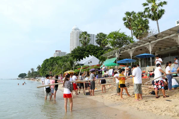 Teenagers hold a competition on the beach resort Pattaya in Thai — Stock Photo, Image