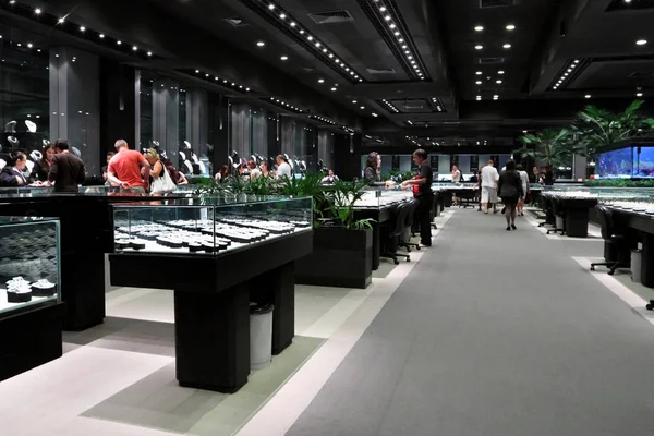 Turisti nella sala commerciale della fabbrica di gioielli Gems Gallery — Foto Stock