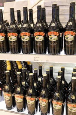 Bangkok airpo duty free mağazasında likör Baileys ile Vitrin