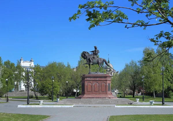 Beeldhouwwerk van de Russische keizer Peter de grote te paard op — Stockfoto