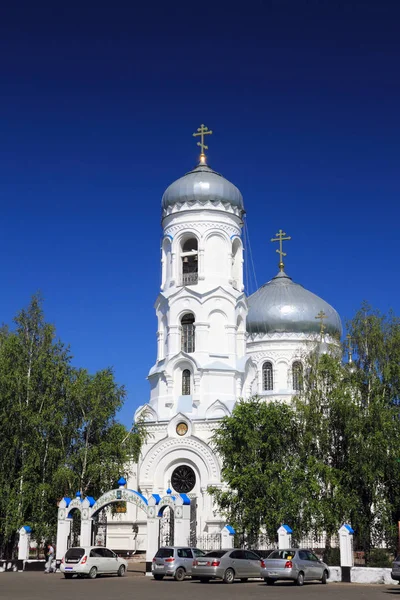 Igreja Ortodoxa da diocese de Biysk contra o céu azul em — Fotografia de Stock