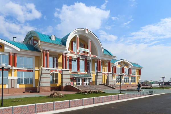 Die Fassade des Bahnhofs im sibirischen Bijsk — Stockfoto