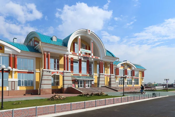 La fachada de la estación de tren en el Siberian Biysk Altai re — Foto de Stock