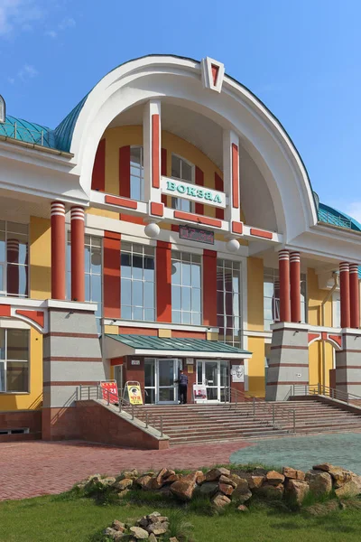 Sibirya tren istasyonu binasına giriş 