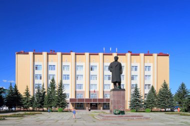 Vladimir Lenin Anıtı ve şehir administ binası