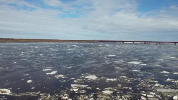 Vlucht Een Lente Dag Ijsdrift Van Rivier Nadym Het Noorden — Stockvideo