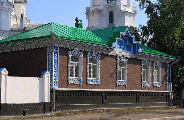 Gyönyörű régi ház orosz stílusban, közel az ortodox egyház — Stock Fotó