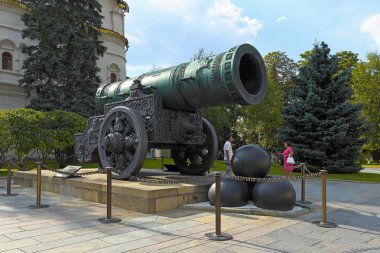 Mos bir yaz gününde ünlü Çar topu ve büyük çekirdek