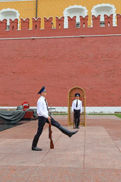 Cambio di soldati con una guardia d'onore carabina presso la tomba di — Foto Stock