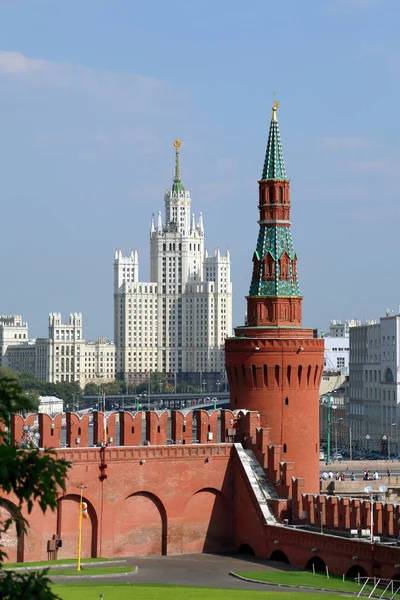 View of the Beklemishevskaya (Moskvoretskaya) tower and Stalin's — Stock Photo, Image