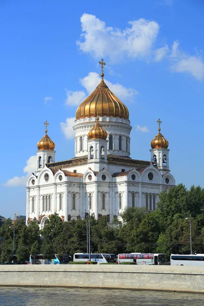 Летний день в храме Христа Спасителя на реке Москва — стоковое фото