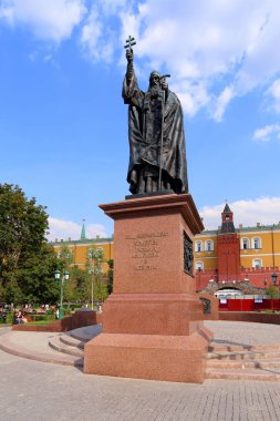 Yakın Aleskandrovna bahçesinde Patrik Hermogenes için bir anıt 